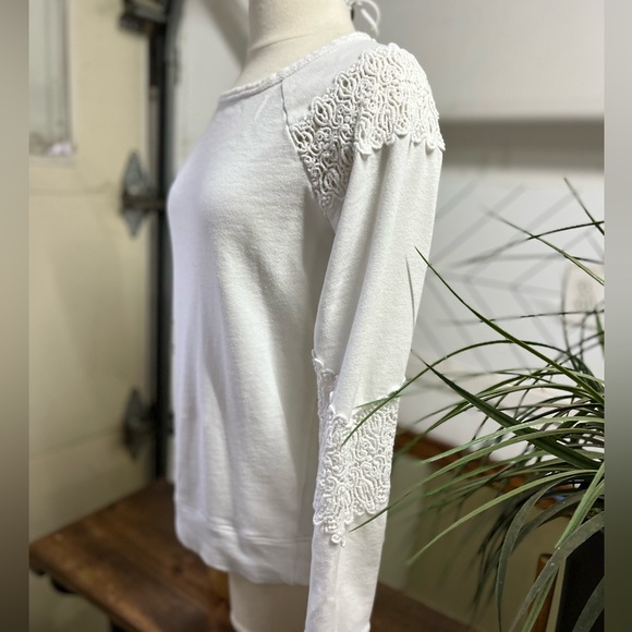 Crochet patched long sleeve top. Unknown brand or size fits a M-L. - Picture 4 of 6